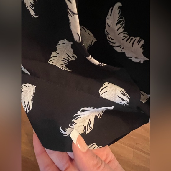 0782 White House Black Market Sleevless Feather Shell Top Size Medium - Picture 7 of 12